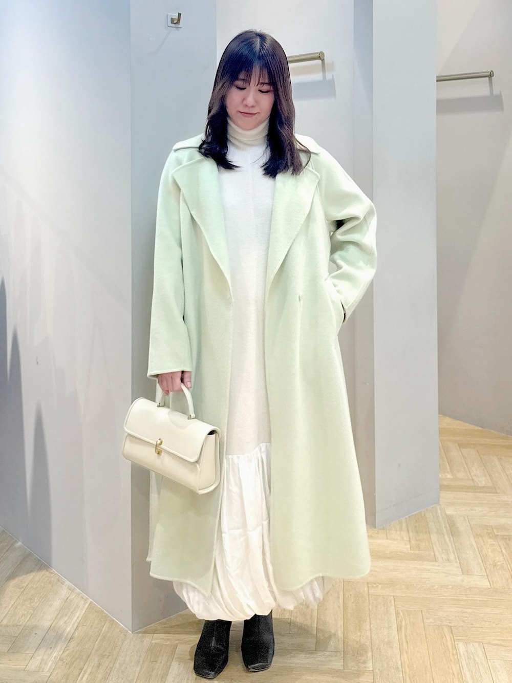「冬コーデ、お出かけコーデ、旅行コーデ、女子会コーデ、ROPÉ、ストレート、イエベ春、混合、ジャケット/アウター、チェスターコート、ワンピース、バッグ、ショルダーバッグ、シューズ、ブーツ」｜「LA LIGNE ROPE'の【ラリーニュロペ】 甌（ホトギ）ニットドレス（ワンピース、ホワイト系）」を使った、スタッフさん（レディース・162cm）の冬コーディネートの1枚目の写真