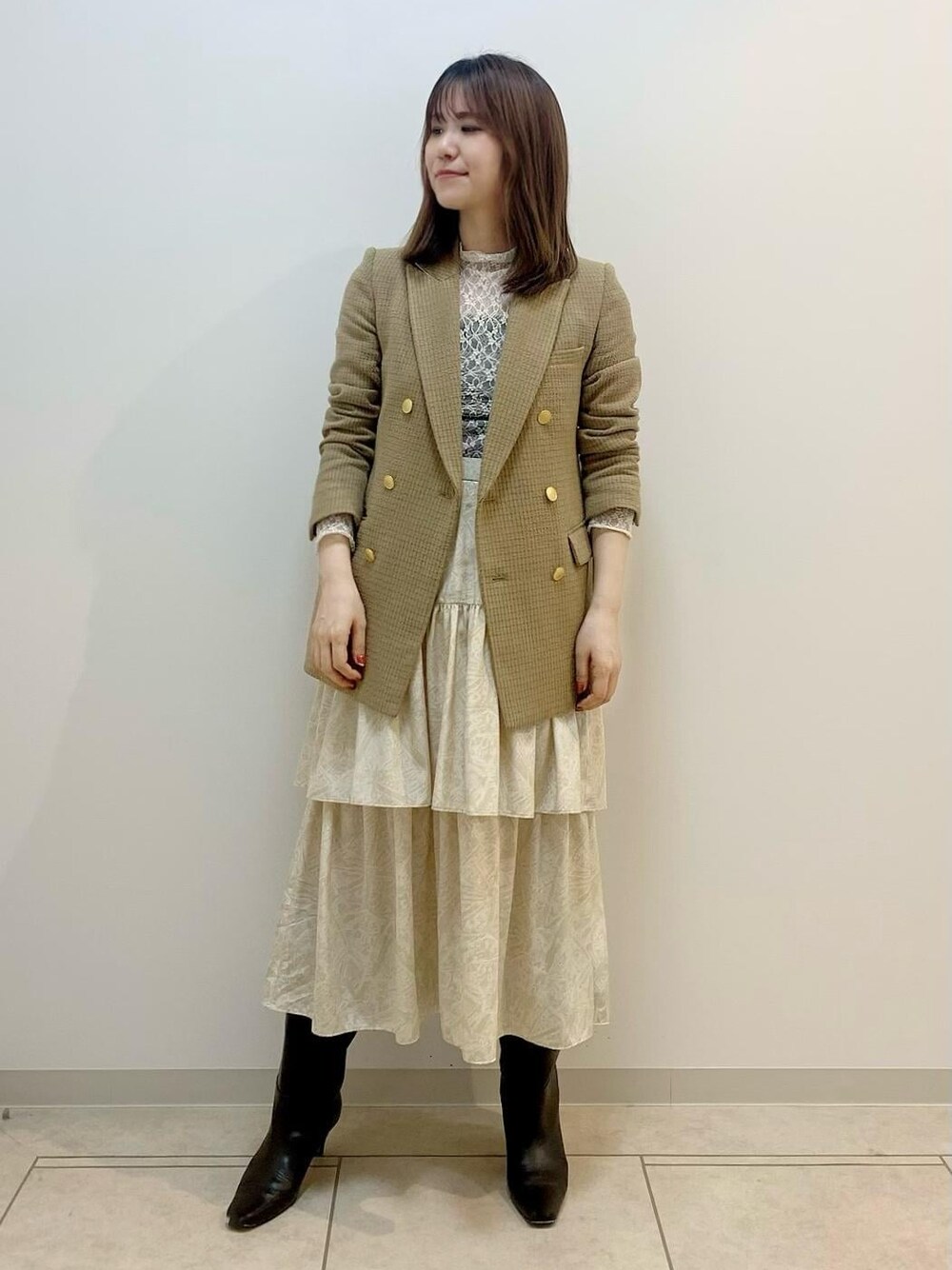 「ブレザー、ワントーンコーディネート、レース、ティアードスカート、ジャケット、ブーツ、ロングブーツ、大人カジュアル、イエベ、フェミニン」｜「ROPE'のリアルレザーヒールロングブーツ（ブーツ、ブラウン系）」を使った、スタッフさん（レディース・162cm）の秋コーディネートの1枚目の写真
