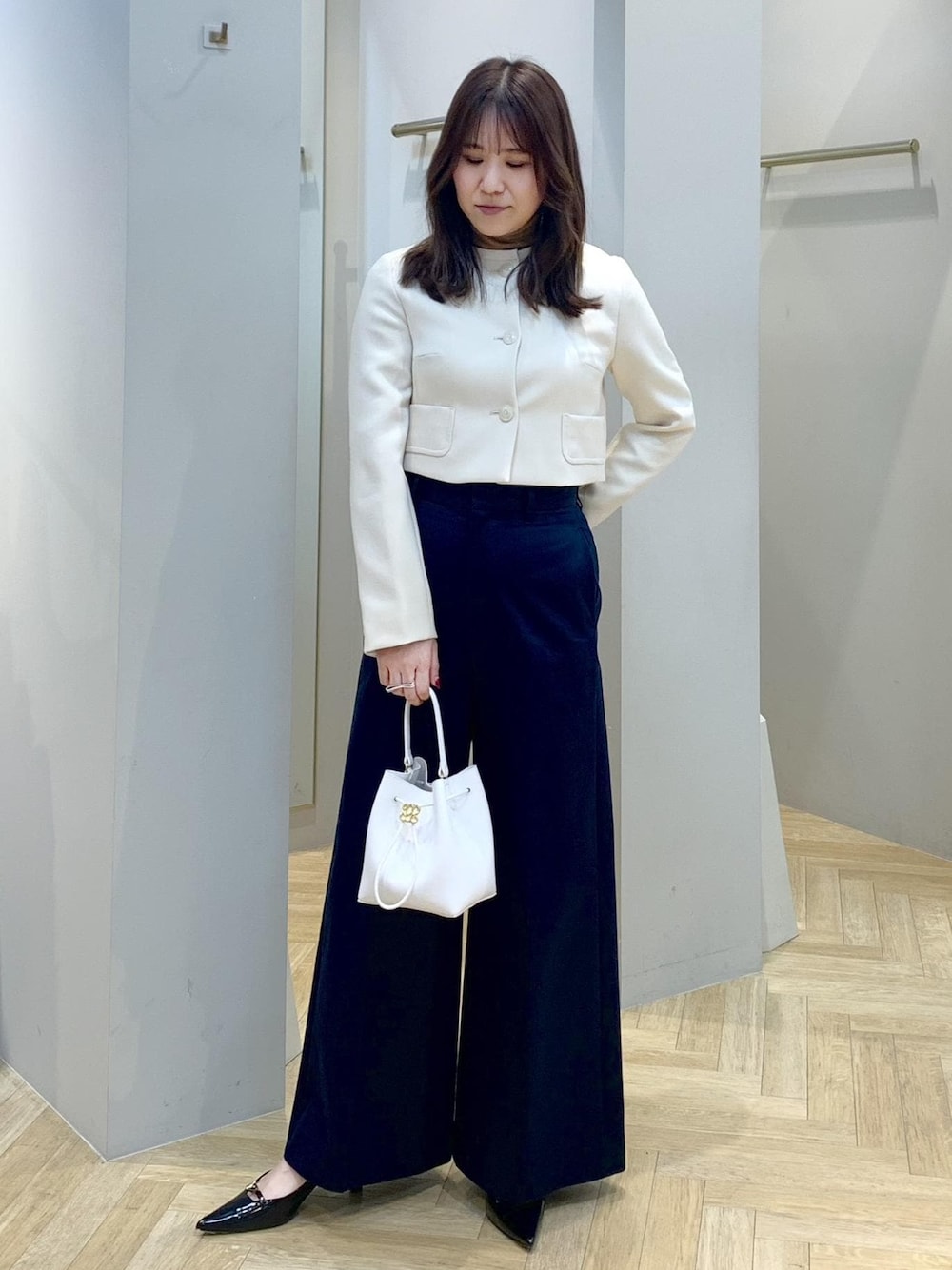 「スタイルアップ、ショート丈ジャケット、初春コーデ、春コーデ、秋コーデ、初冬コーデ、冬コーデ、お仕事コーデ、お出かけコーデ、パンツスタイル、ROPÉ、ストレート、イエベ春、混合、トップス」｜「ROPE'のアナグラムモチーフドロストミニバッグ（ハンドバッグ、ホワイト系）」を使った、スタッフさん（レディース・162cm）の冬コーディネートの1枚目の写真