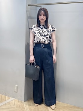 「ROPE'（ロペ）のライトテンセルデニムベルテッドワイドパンツ（その他パンツ、ブルー系）」を使った、スタッフさん（レディース・162cm）の夏コーディネート