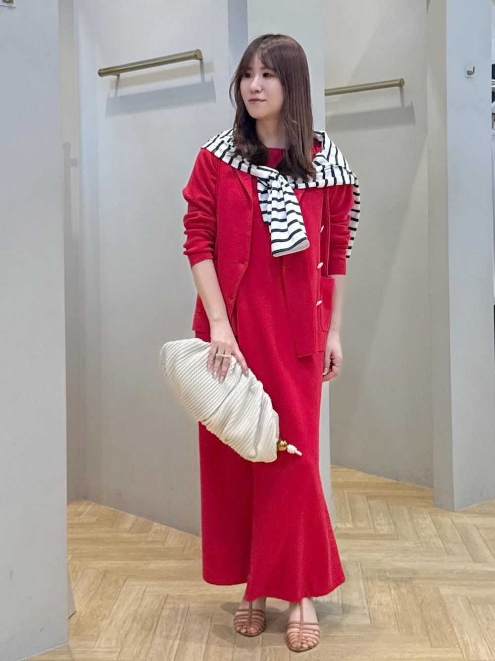 「ニットセットアップ、ニットジャケット、赤コーディネート、春コーデ、初夏コーデ、旅行コーデ、推し活コーデ、ROPÉ、ストレート、イエベ春、混合、トップス、Tシャツ/カットソー、ジャケット/アウター、テーラードジャケット」｜「ROPE'のナローTストラップサンダル（サンダル、ブラウン系）」を使った、スタッフさん（レディース・162cm）の春コーディネートの1枚目の写真