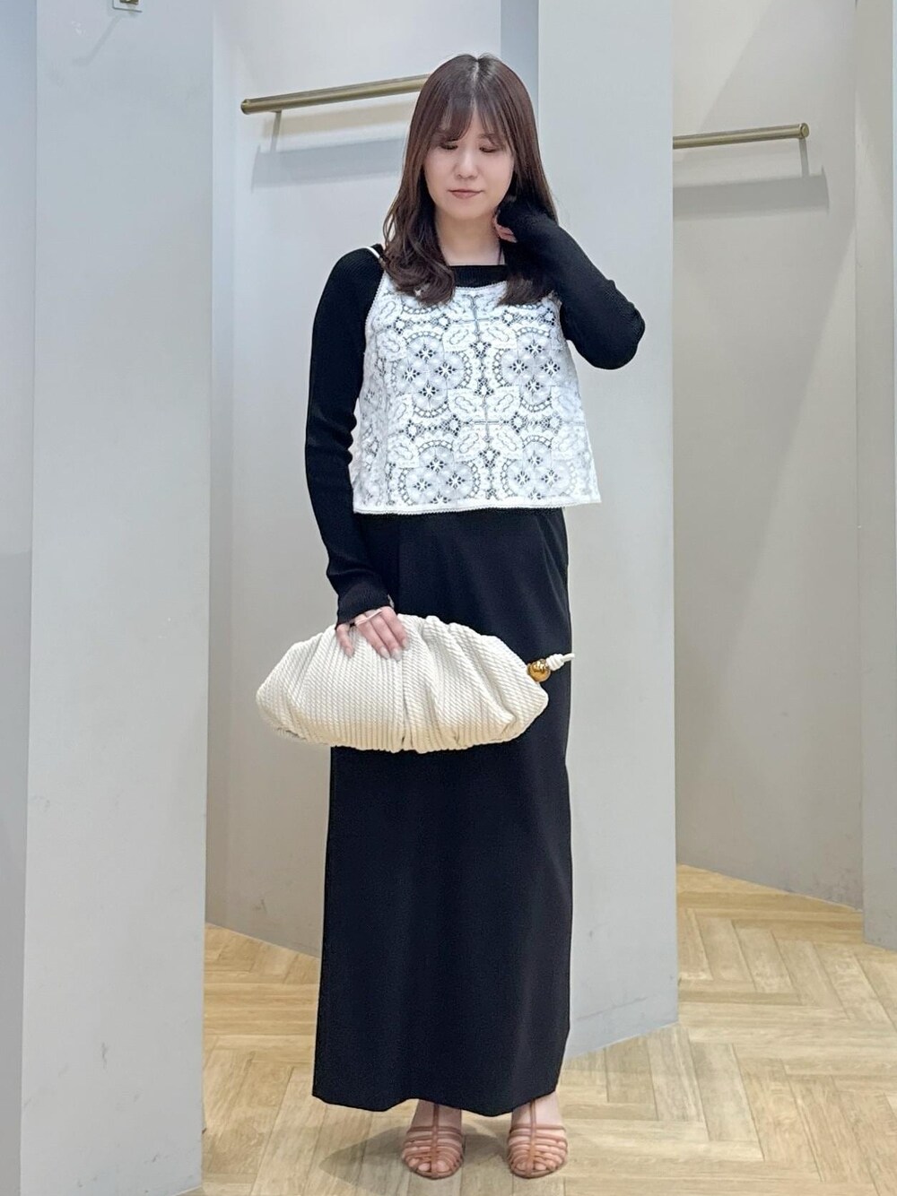 「モノトーン、春コーデ、女子会コーデ、雨の日コーデ、大人カジュアル、体型カバー、ROPÉ、ストレート、イエベ春、混合、トップス、ニット/セーター、キャミソール、スカート、バッグ」｜「ROPE'のナローTストラップサンダル（サンダル、ブラウン系）」を使った、スタッフさん（レディース・162cm）の春コーディネートの1枚目の写真