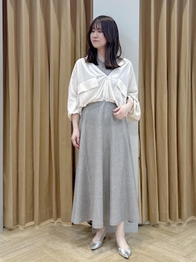 「ROPE'（ロペ）のポインテッドVカットパンプス（パンプス、シルバー系）」を使った、スタッフさん（レディース・162cm）の春コーディネート