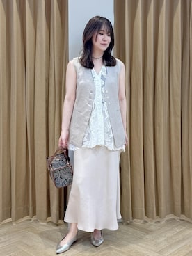 「ROPE'（ロペ）のポインテッドVカットパンプス（パンプス、シルバー系）」を使った、スタッフさん（レディース・162cm）の春コーディネート