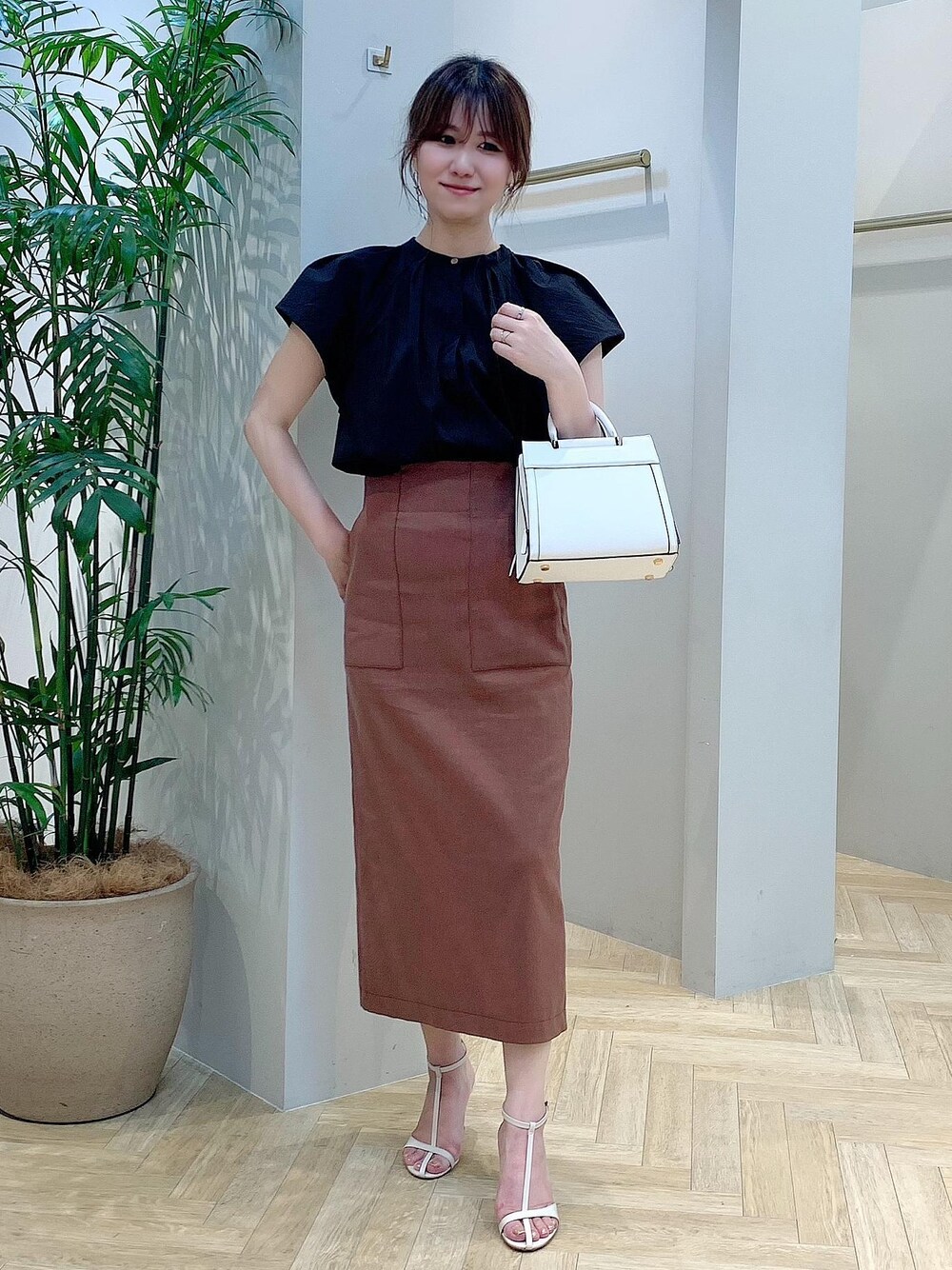 「ブラウス、タイトスカート、サンダル、ヒール、ストラップサンダル、ROPÉ、ÉPOR、W BAG、24SS夏の新作、通勤、きれいめ、アクセサリー、着痩せ、スタイルアップ」｜「E'PORの【24SS】【E'POR】W BAG Mini（ハンドバッグ、ホワイト系）」を使った、スタッフさん（レディース・162cm）の夏コーディネートの1枚目の写真