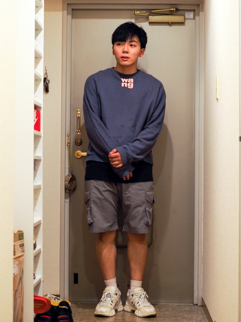 ホワイト系のスニーカー、グレー系のその他パンツを着用したメンズの秋コーディネートの1枚目の写真