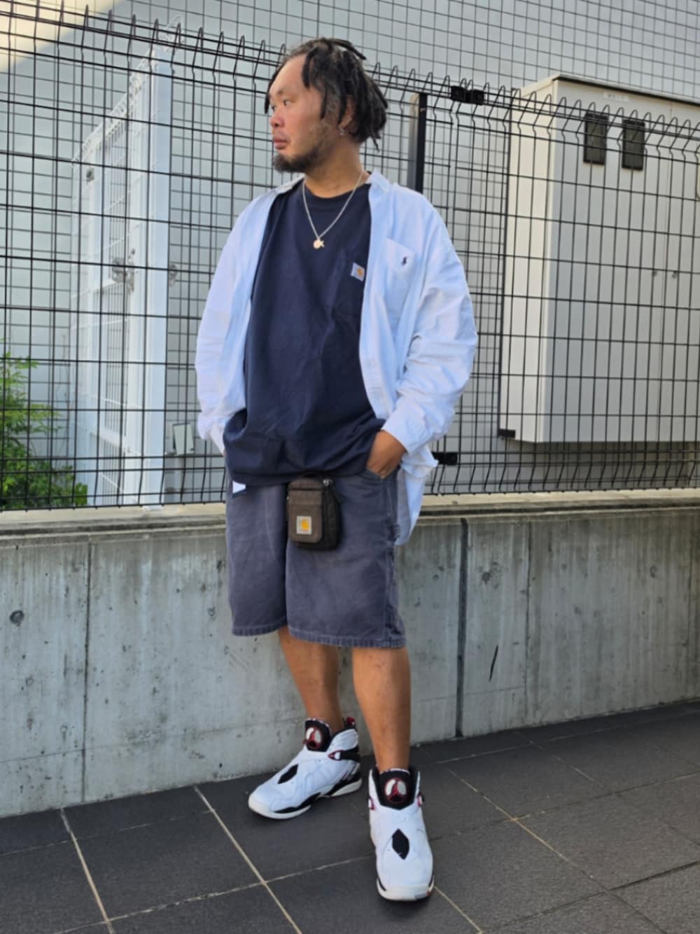 ホワイト系のスニーカー、ブルー系のカーゴパンツ、ブルー系のTシャツ/カットソーを着用したメンズの秋コーディネートの1枚目の写真