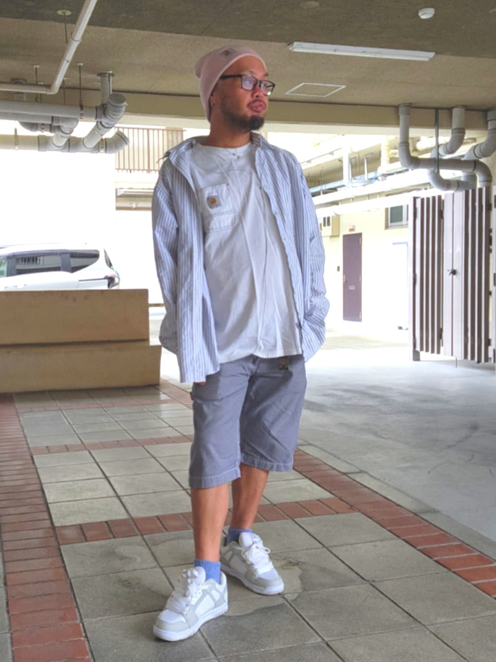 ホワイト系のスニーカー、ホワイト系のTシャツ/カットソー、ホワイト系のシャツ/ブラウスを着用したメンズの春コーディネートの1枚目の写真