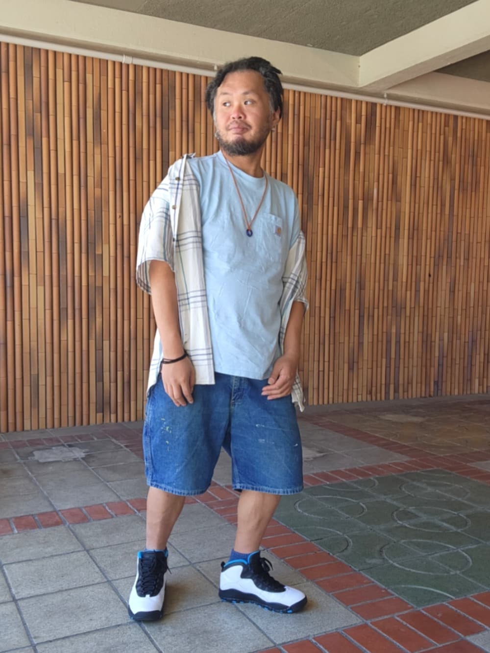ホワイト系のスニーカー、ブルー系のデニムパンツ、ブルー系のTシャツ/カットソーを着用したメンズの夏コーディネートの1枚目の写真