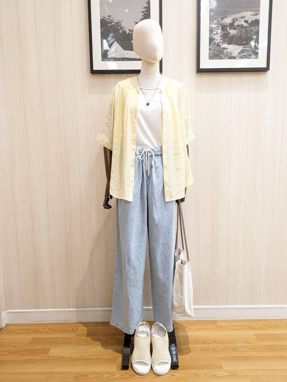 イエロー系のシャツ/ブラウス、ブルー系のその他パンツ、ベージュ系のサンダルを着用したレディースの夏コーディネートの1枚目の写真