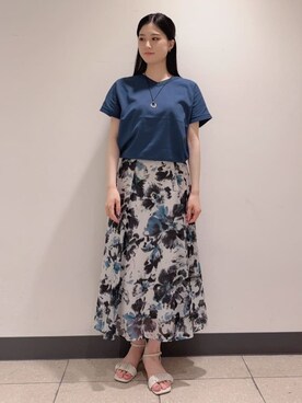 「UNTITLED（アンタイトル）の【洗える/前後2WAY】ネックプルオーバーニット（ニット/セーター、ブルー系）」を使った、まこさん（レディース・158cm）の夏コーディネート