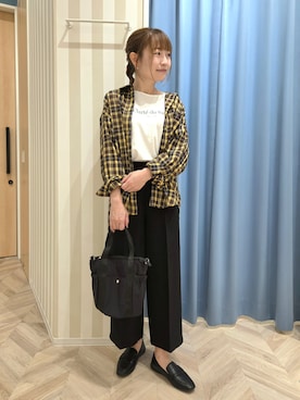 「SHOO・LA・RUE（シューラルー）の【洗濯後しわになりにくい/S-LL】選べる6パターン 羽織としても活躍する ベーシックシャツ（シャツ/ブラウス、イエロー系）」を使った、Ikumiさん（レディース・155cm）の秋コーディネート