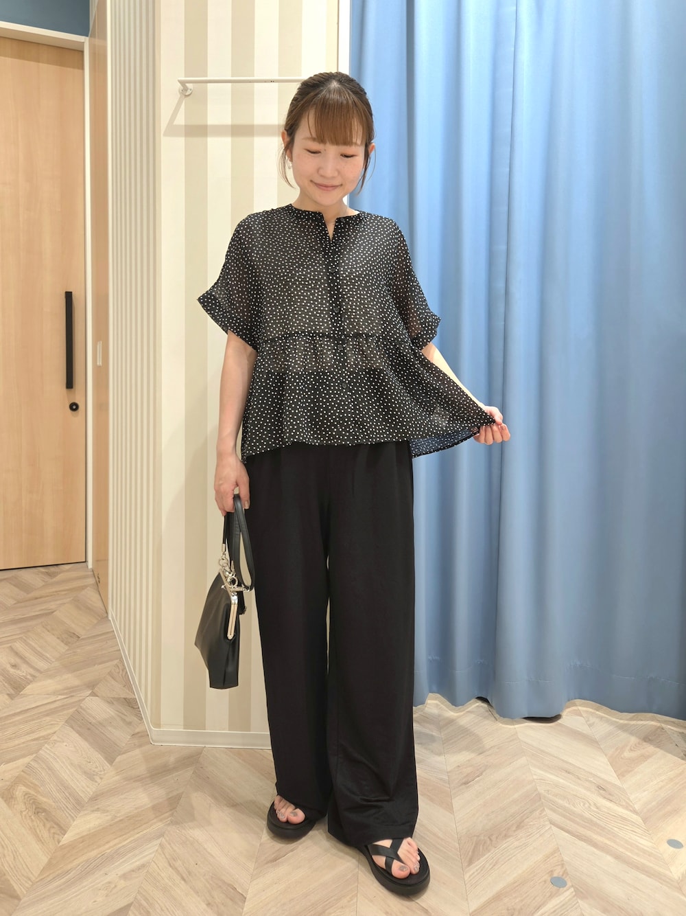 ブラック系のシャツ/ブラウス、ホワイト系のタンクトップ、ブラック系のその他パンツを着用したレディースの夏コーディネートの1枚目の写真