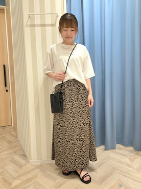 「SHOO・LA・RUE（シューラルー）の【S-LL/体型カバー】インせず着られる 配色ステッチ 5分袖ロゴTシャツ（Tシャツ/カットソー、ホワイト系）」を使った、Ikumiさん（レディース・155cm）の夏コーディネート