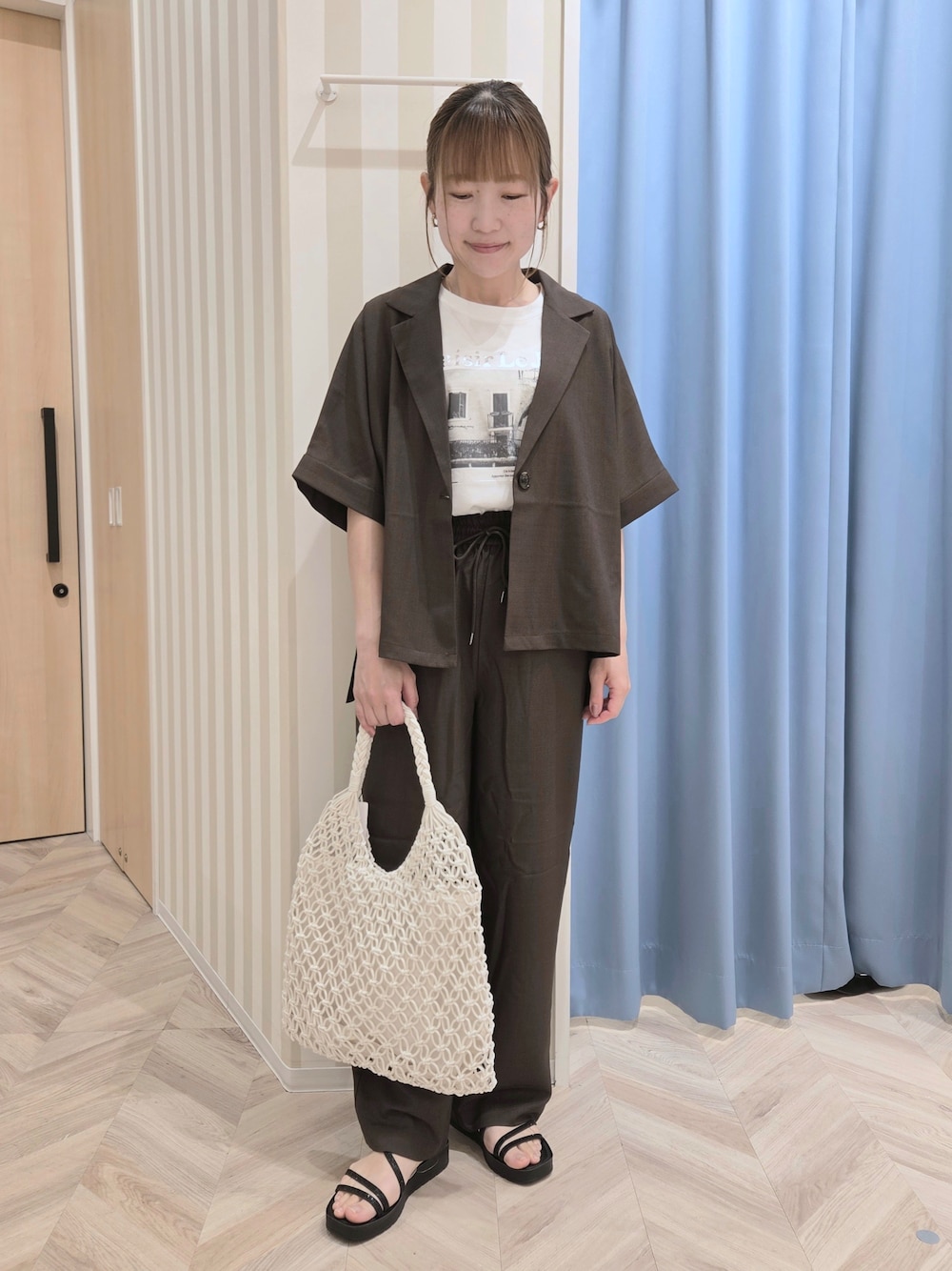 ブラウン系のテーラードジャケット、ホワイト系のTシャツ/カットソー、ブラウン系のその他パンツを着用したレディースの春コーディネートの1枚目の写真