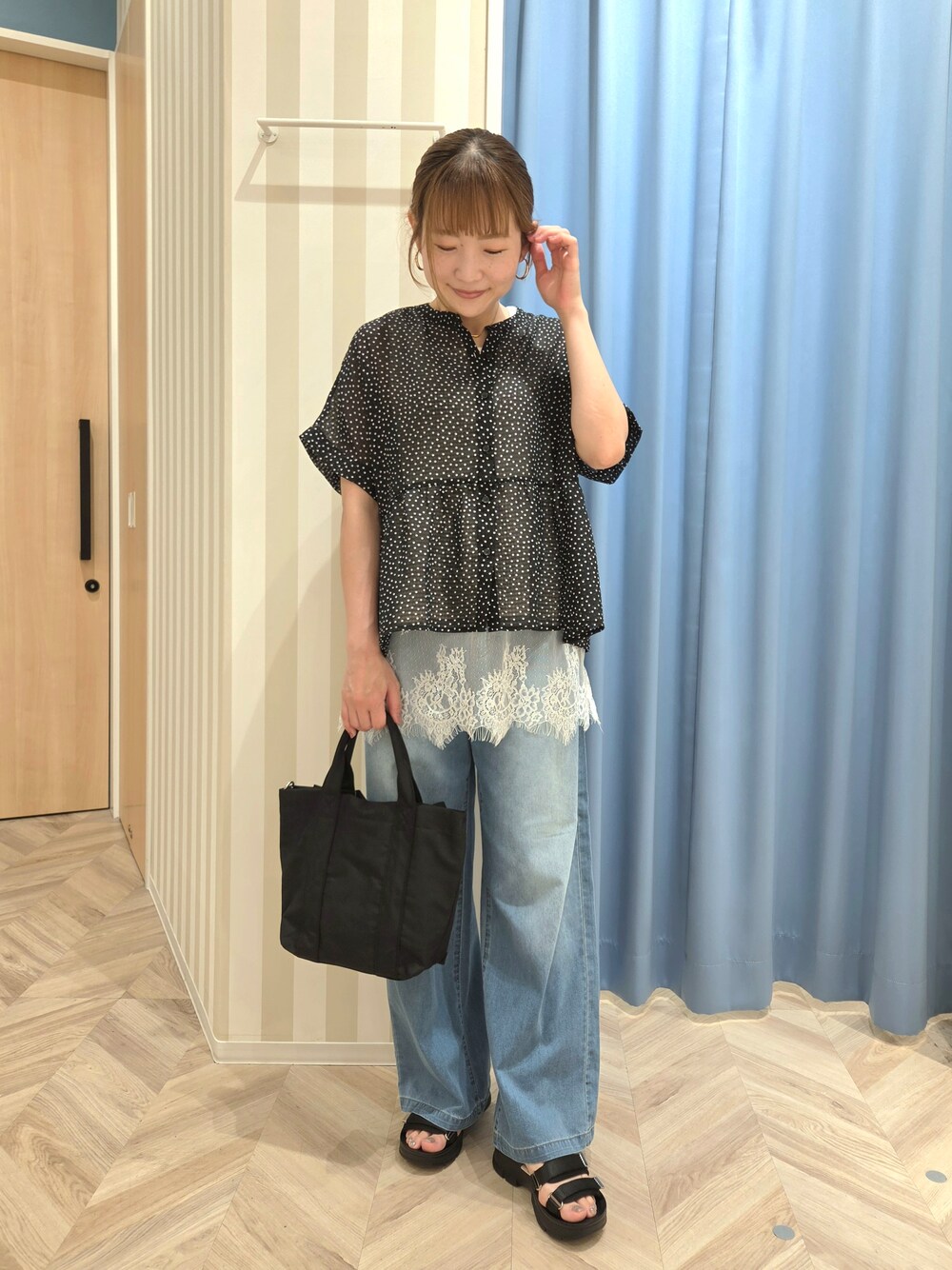 ブラック系のシャツ/ブラウス、ホワイト系のタンクトップ、ブルー系のその他パンツを着用したレディースの夏コーディネートの1枚目の写真
