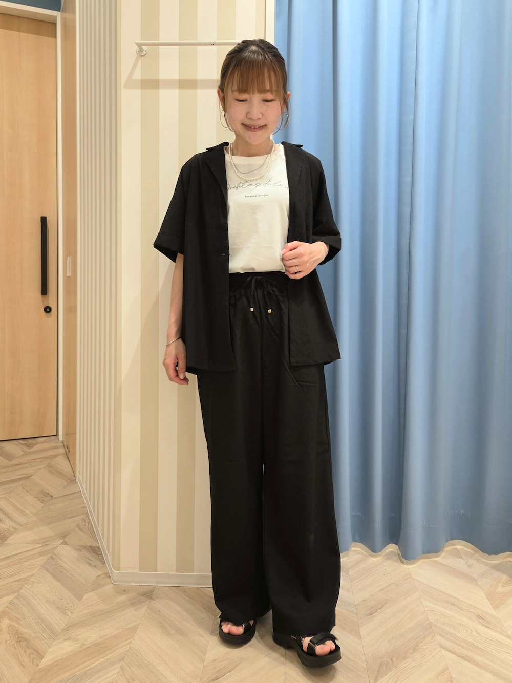 ブラック系のテーラードジャケット、ホワイト系のTシャツ/カットソー、ブラック系のその他パンツを着用したレディースの春コーディネートの1枚目の写真