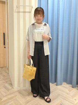 「SHOO・LA・RUE（シューラルー）の【ひんやり/洗濯後しわになりにくい/S-LL】着るだけでこなれ見え 二の腕も隠せるデザイン半袖シャツ（シャツ/ブラウス、グレー系）」を使った、Ikumiさん（レディース・155cm）の夏コーディネート
