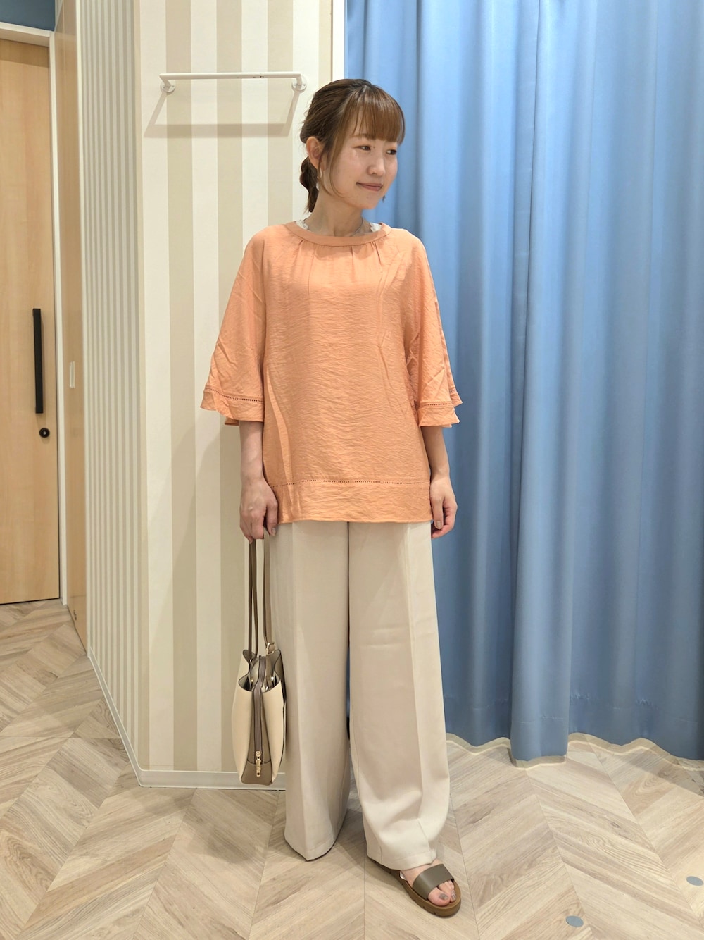 オレンジ系のシャツ/ブラウス、ホワイト系のタンクトップ、ベージュ系のその他パンツを着用したレディースの夏コーディネートの1枚目の写真