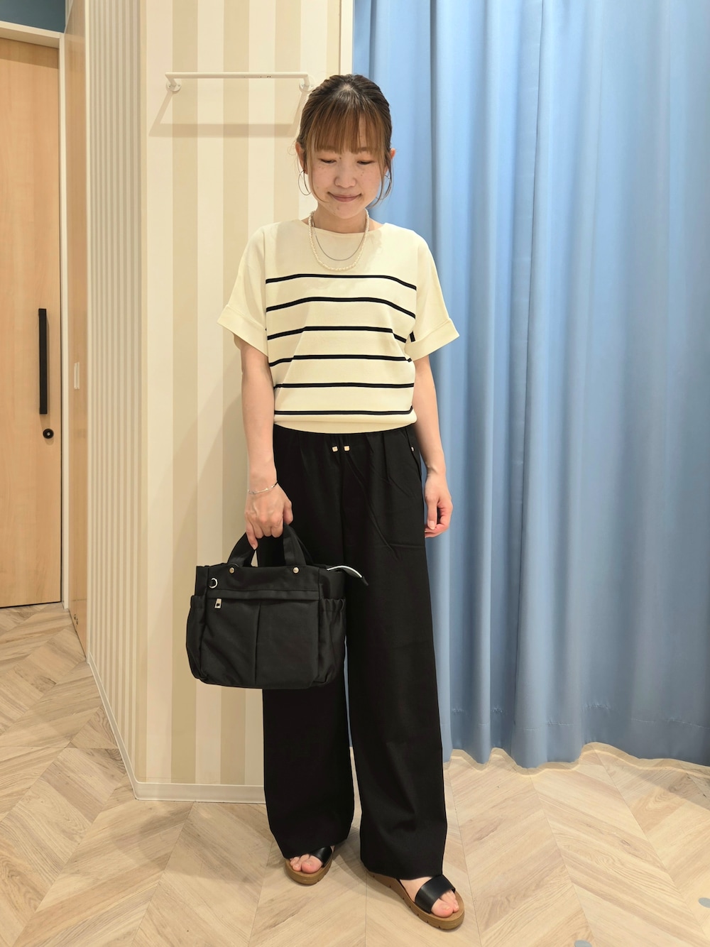 ベージュ系のニット/セーター、ブラック系のその他パンツ、ブラック系のサンダルを着用したレディースの春コーディネートの1枚目の写真