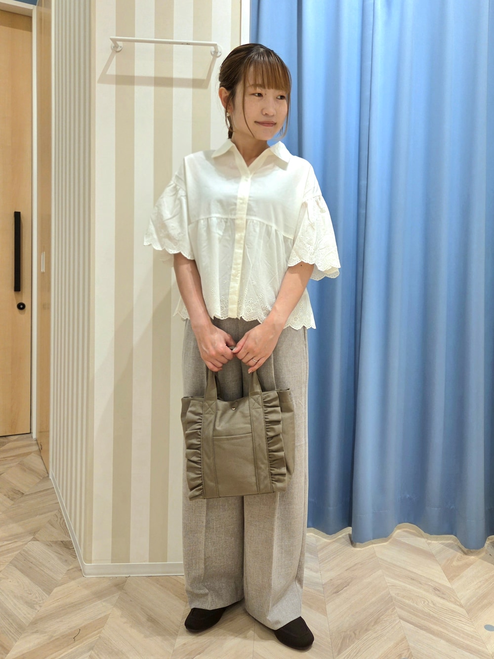 ホワイト系のシャツ/ブラウス、ブラウン系のその他パンツ、ブラウン系のその他シューズを着用したレディースの夏コーディネートの1枚目の写真