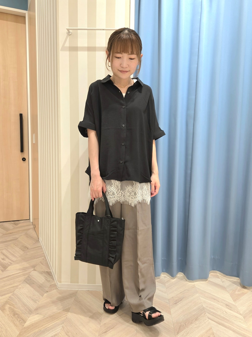 ブラック系のシャツ/ブラウス、ホワイト系のタンクトップ、ブラウン系のその他パンツを着用したレディースの夏コーディネートの1枚目の写真