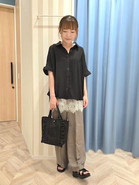 「SHOO・LA・RUE（シューラルー）の【ひんやり/洗濯後しわになりにくい/S-LL】着るだけでこなれ見え 二の腕も隠せるデザイン半袖シャツ（シャツ/ブラウス、ブラック系）」を使った、Ikumiさん（レディース・155cm）の夏コーディネート