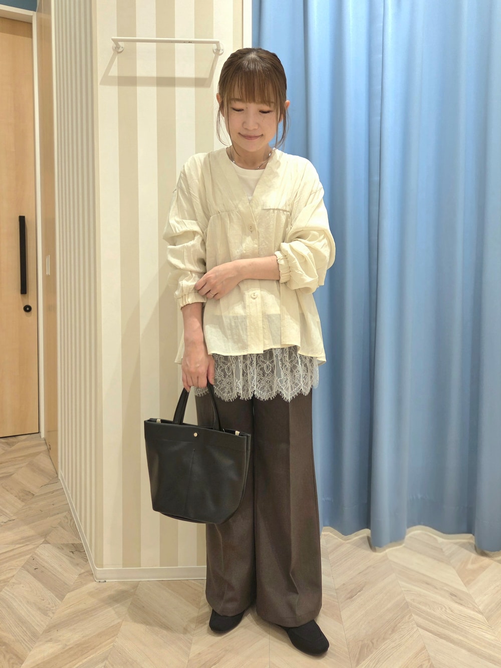 ホワイト系のカーディガン/ボレロ、ホワイト系のTシャツ/カットソー、ブラウン系のその他パンツを着用したレディースの秋コーディネートの1枚目の写真