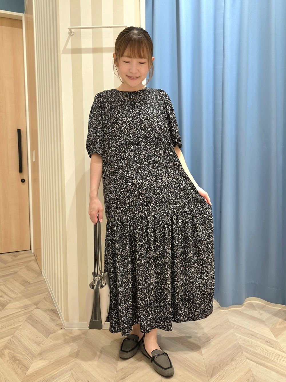 ブラック系のワンピース、ブラック系のその他シューズ、グレー系のショルダーバッグを着用したレディースの夏コーディネートの1枚目の写真