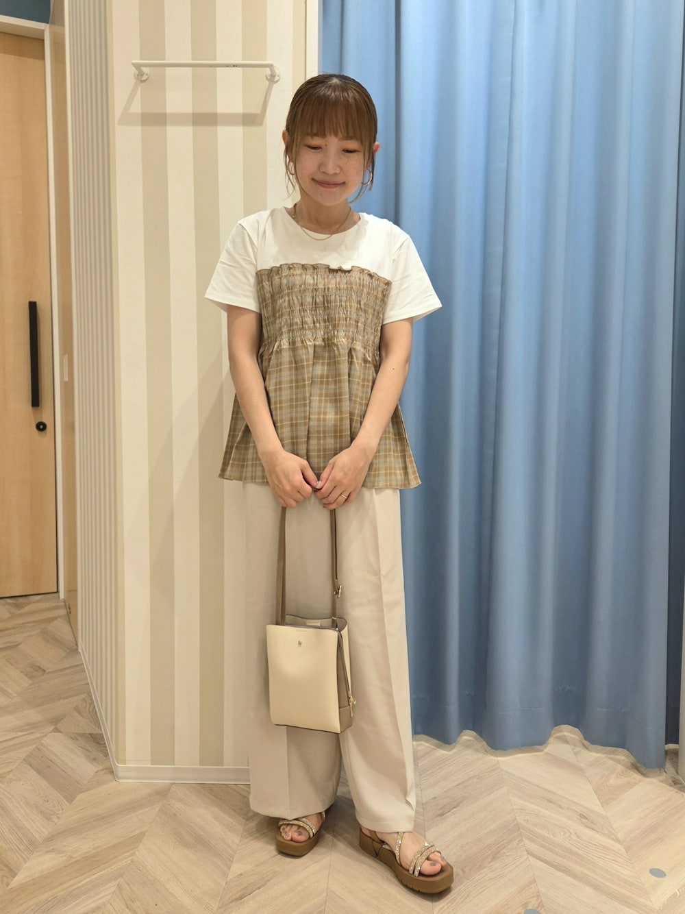 ベージュ系のTシャツ/カットソー、ベージュ系のその他パンツ、ベージュ系のサンダルを着用したレディースの夏コーディネートの1枚目の写真