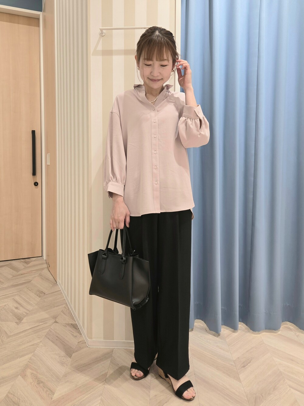 ピンク系のシャツ/ブラウス、ブラック系のその他パンツ、ブラック系のサンダルを着用したレディースの春コーディネートの1枚目の写真