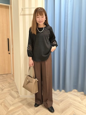 「SHOO・LA・RUE（シューラルー）の【洗濯機可/S-LL/洗濯後しわになりにくい】刺繍レースで高見え インせず決まる主役ブラウス（シャツ/ブラウス、ブラック系）」を使った、Ikumiさん（レディース・155cm）の秋コーディネート