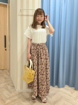 「SHOO・LA・RUE（シューラルー）の【汗じみ防止/ひんやり/S-LL】レースが華やか お袖フレアTシャツ（Tシャツ/カットソー、ホワイト系）」を使った、Ikumiさん（レディース・155cm）の夏コーディネート