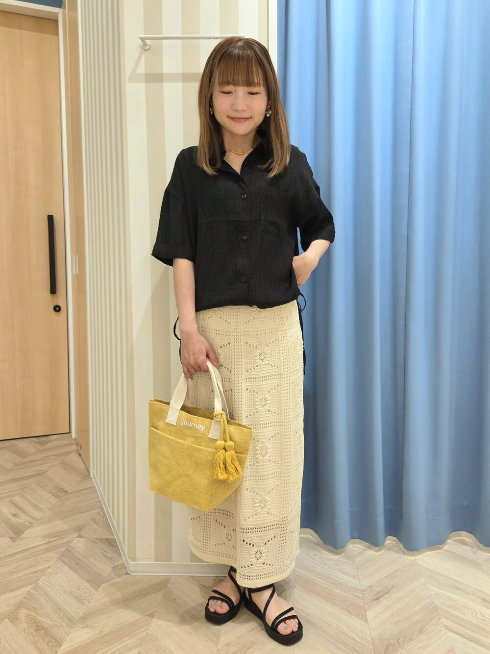 ブラック系のシャツ/ブラウス、ホワイト系のタンクトップ、ホワイト系のスカートを着用したレディースの夏コーディネートの1枚目の写真