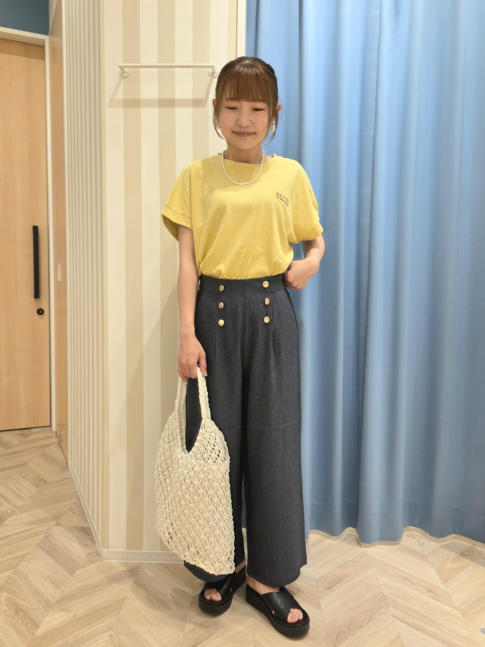 イエロー系のTシャツ/カットソー、ブルー系のその他パンツ、ブラック系のサンダルを着用したレディースの夏コーディネートの1枚目の写真