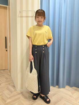 「SHOO・LA・RUE（シューラルー）の【汗じみ防止/ひんやり/S-LL】インせず着られる 刺繍ロゴTシャツ（Tシャツ/カットソー、イエロー系）」を使った、Ikumiさん（レディース・155cm）の夏コーディネート