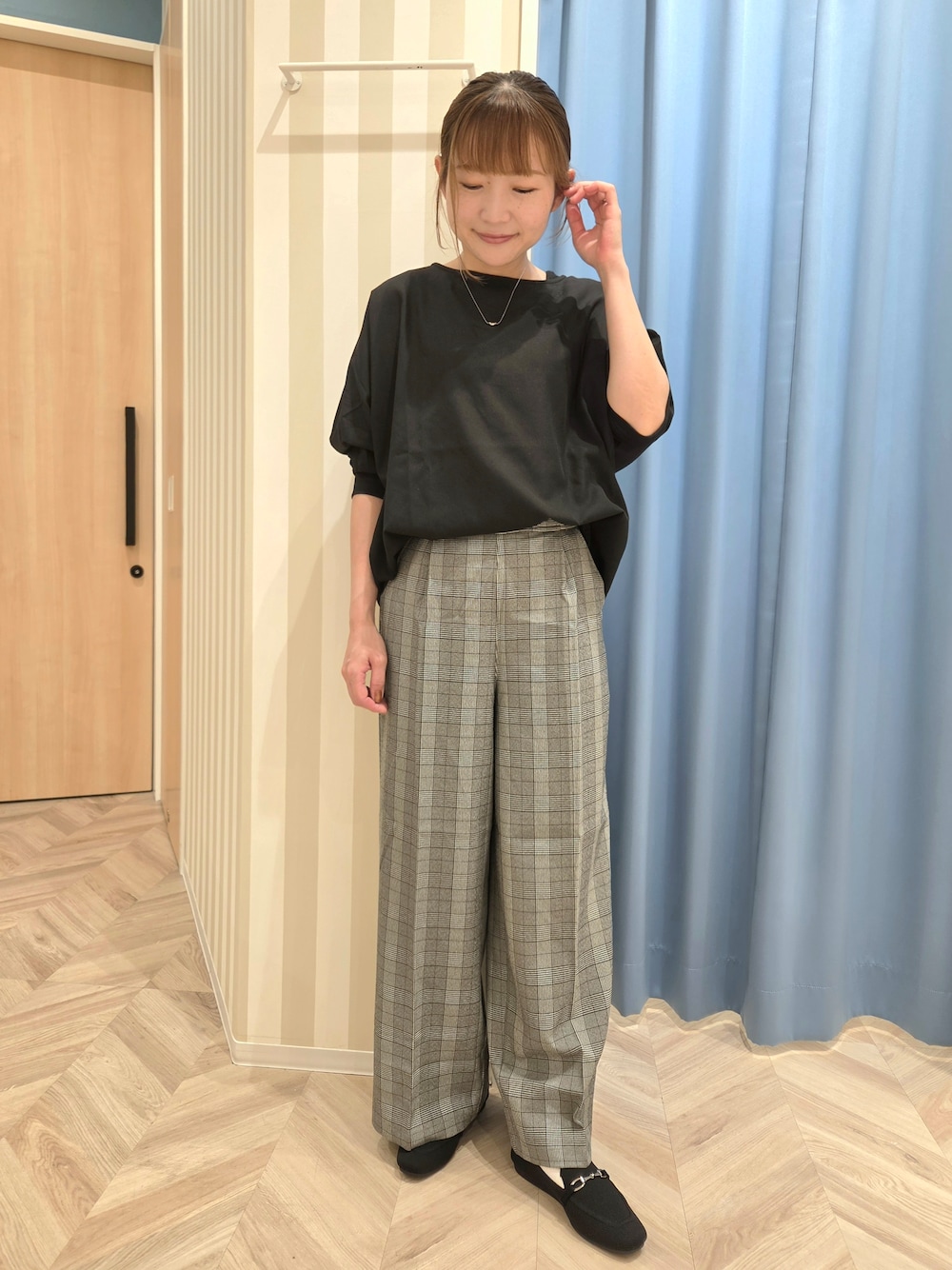 ブラック系のシャツ/ブラウス、グレー系のその他パンツ、ブラック系のその他シューズを着用したレディースの秋コーディネートの1枚目の写真