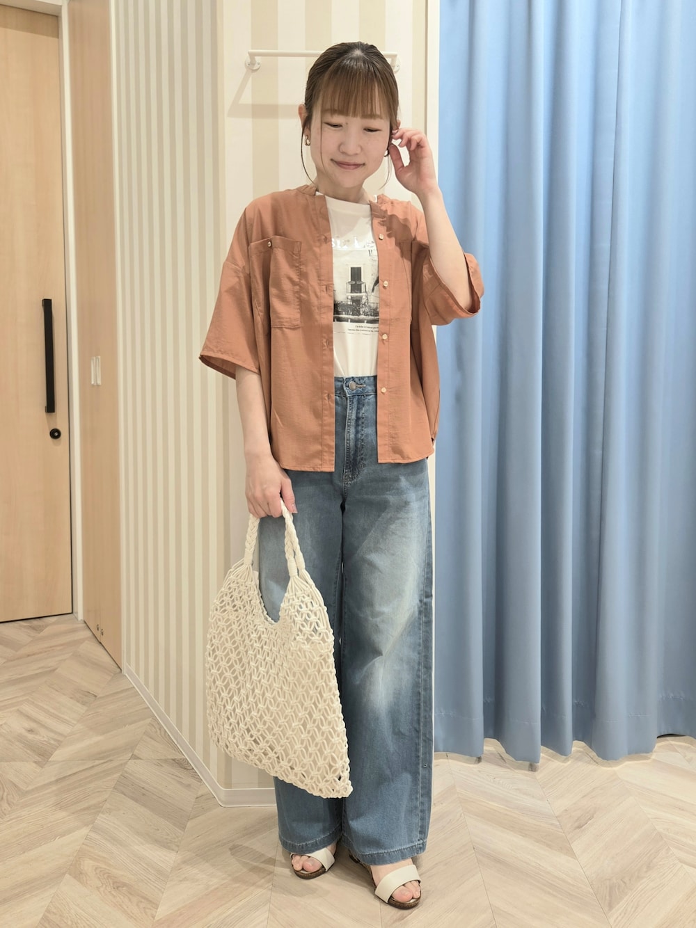 ホワイト系のTシャツ/カットソー、オレンジ系のシャツ/ブラウス、ブルー系のその他パンツを着用したレディースの春コーディネートの1枚目の写真