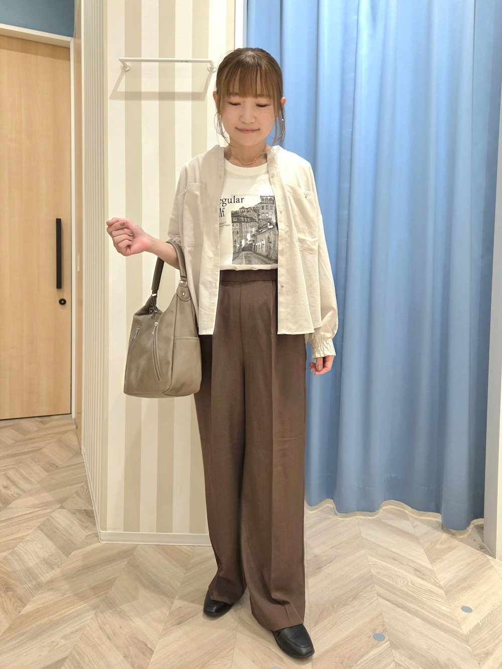 ベージュ系のシャツ/ブラウス、ホワイト系のTシャツ/カットソー、ブラウン系のその他パンツを着用したレディースの秋コーディネートの1枚目の写真
