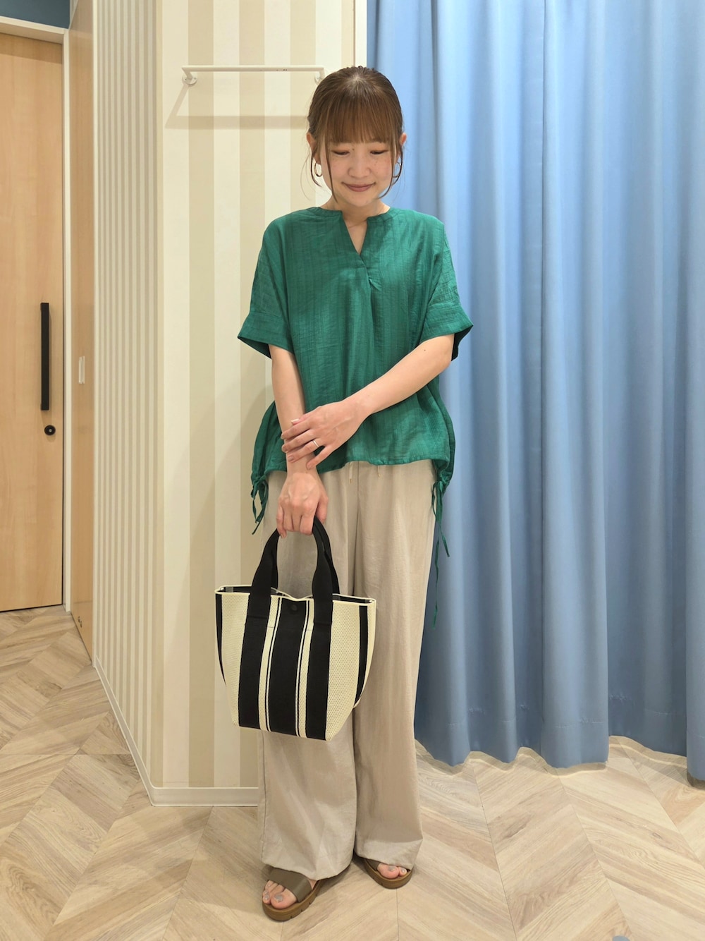 グリーン系のシャツ/ブラウス、ベージュ系のその他パンツ、ブラウン系のサンダルを着用したレディースの夏コーディネートの1枚目の写真