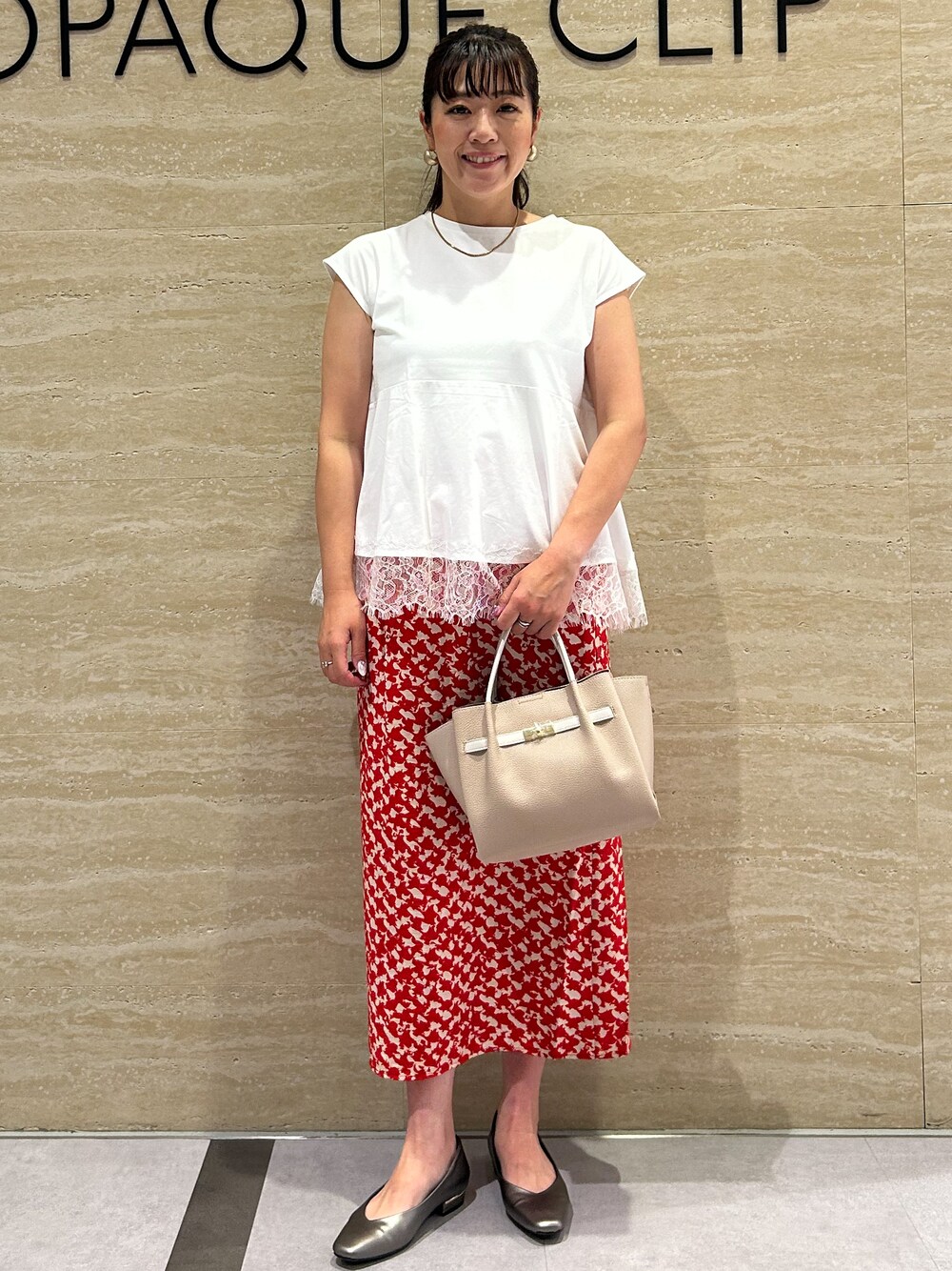 ホワイト系のTシャツ/カットソー、レッド系のスカート、ベージュ系のトートバッグを着用したレディースの夏コーディネートの1枚目の写真