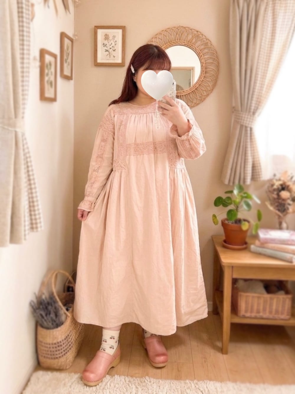 ローズ柄レーススクエアネックワンピースを使った人気ファッション