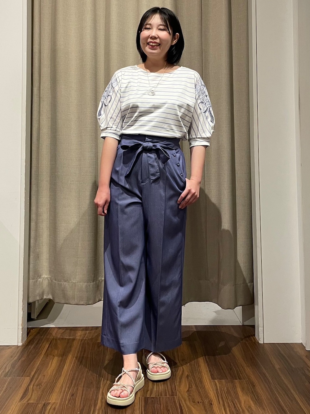 ブルー系のTシャツ/カットソー、ブルー系のその他パンツを着用したレディースの夏コーディネートの1枚目の写真