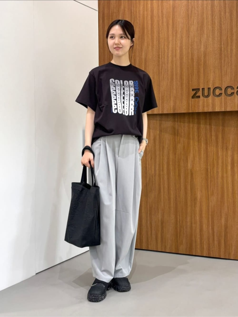 ブラック系のトートバッグ、グレー系のTシャツ/カットソー、グレー系のその他パンツを着用したレディースの夏コーディネートの1枚目の写真