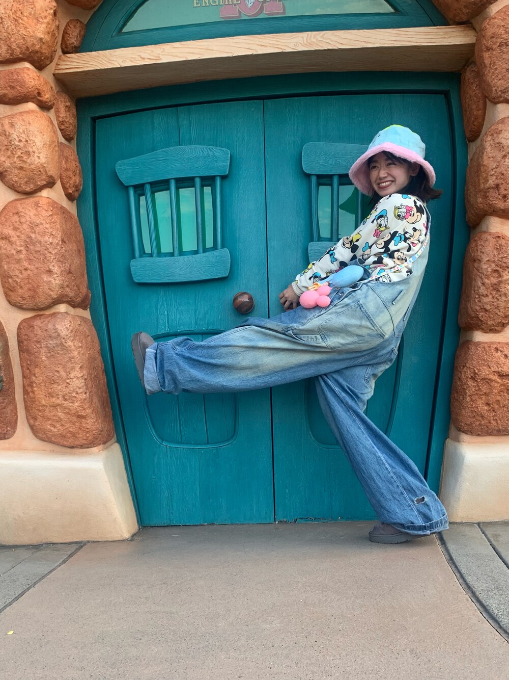 「ディズニーコーデ、ディズニーランド、低身長女子」｜「ディズニーストアのアイテム（ハット、その他）」を使った、misatoさん（レディース・150cm）の秋コーディネートの1枚目の写真