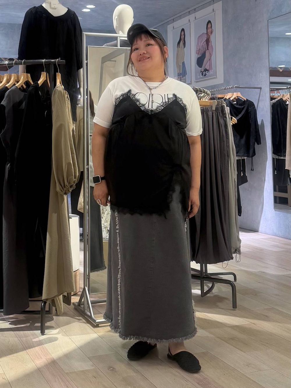 ブラック系のパンプス、ホワイト系のTシャツ/カットソー、ブラック系のキャップを着用したレディースの春コーディネートの1枚目の写真