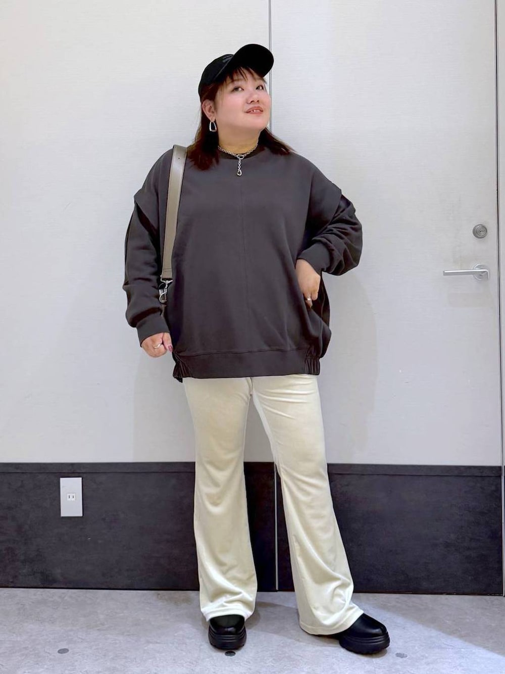 ホワイト系のその他パンツ、その他のショルダーバッグ、グレー系のTシャツ/カットソーを着用したレディースの秋コーディネートの1枚目の写真