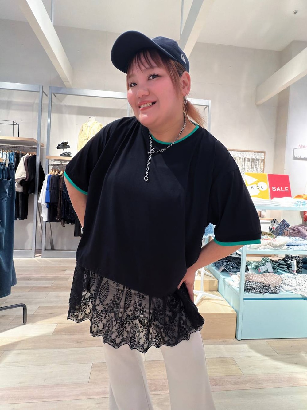 ホワイト系のその他パンツ、ブラック系のキャップ、シルバー系のネックレスを着用したレディースの夏コーディネートの1枚目の写真