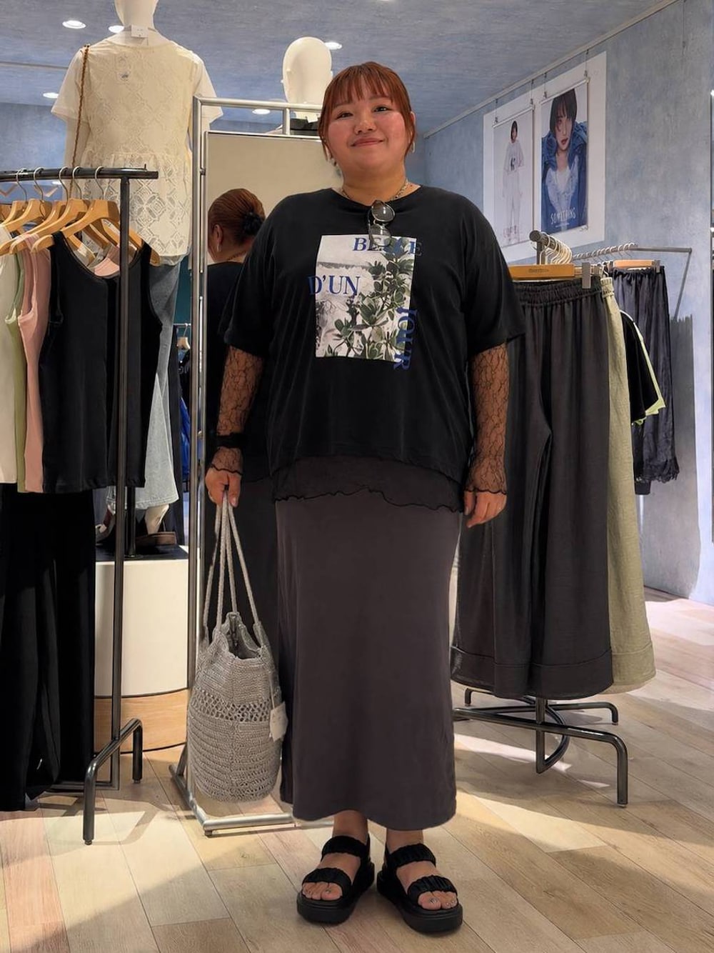 ブラック系のサンダル、ピンク系のショルダーバッグ、グレー系のワンピースを着用したレディースの夏コーディネートの1枚目の写真