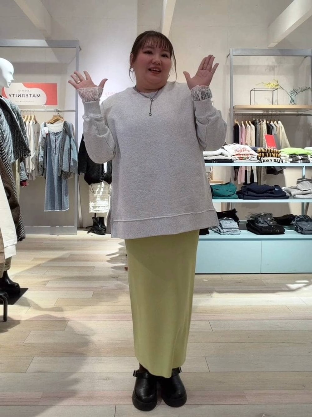 グリーン系のスカート、ブラック系のサンダル、ホワイト系のシャツ/ブラウスを着用したレディースの冬コーディネートの1枚目の写真